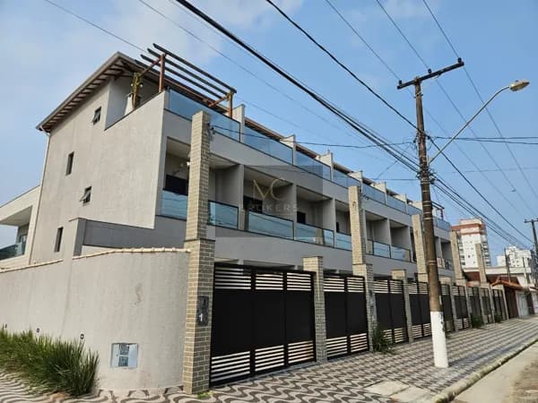 Casa triplex a venda no bairro Maracanã em Praia Grande, SP. Imóvel com 3 pavimentos, 3 dormitórios, 2 suítes!