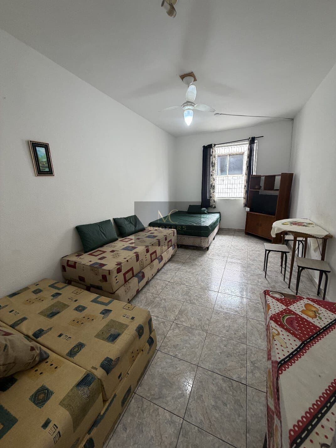 Apartamento kitão reformado e mobiliado à venda no bairro Mirim em Praia Grande