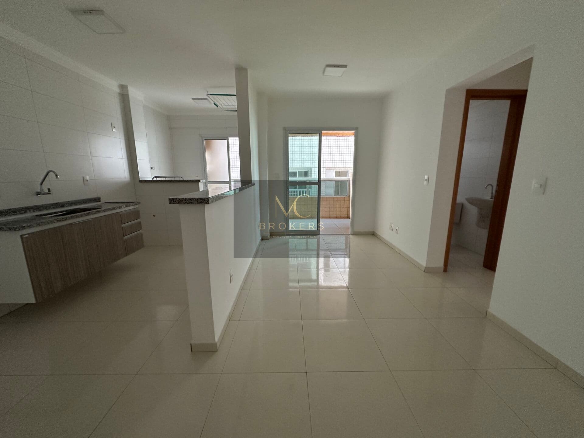 Apartamento à venda no bairro Guilhermina em Praia Grande, SP. 2 dormitórios (1 suíte)