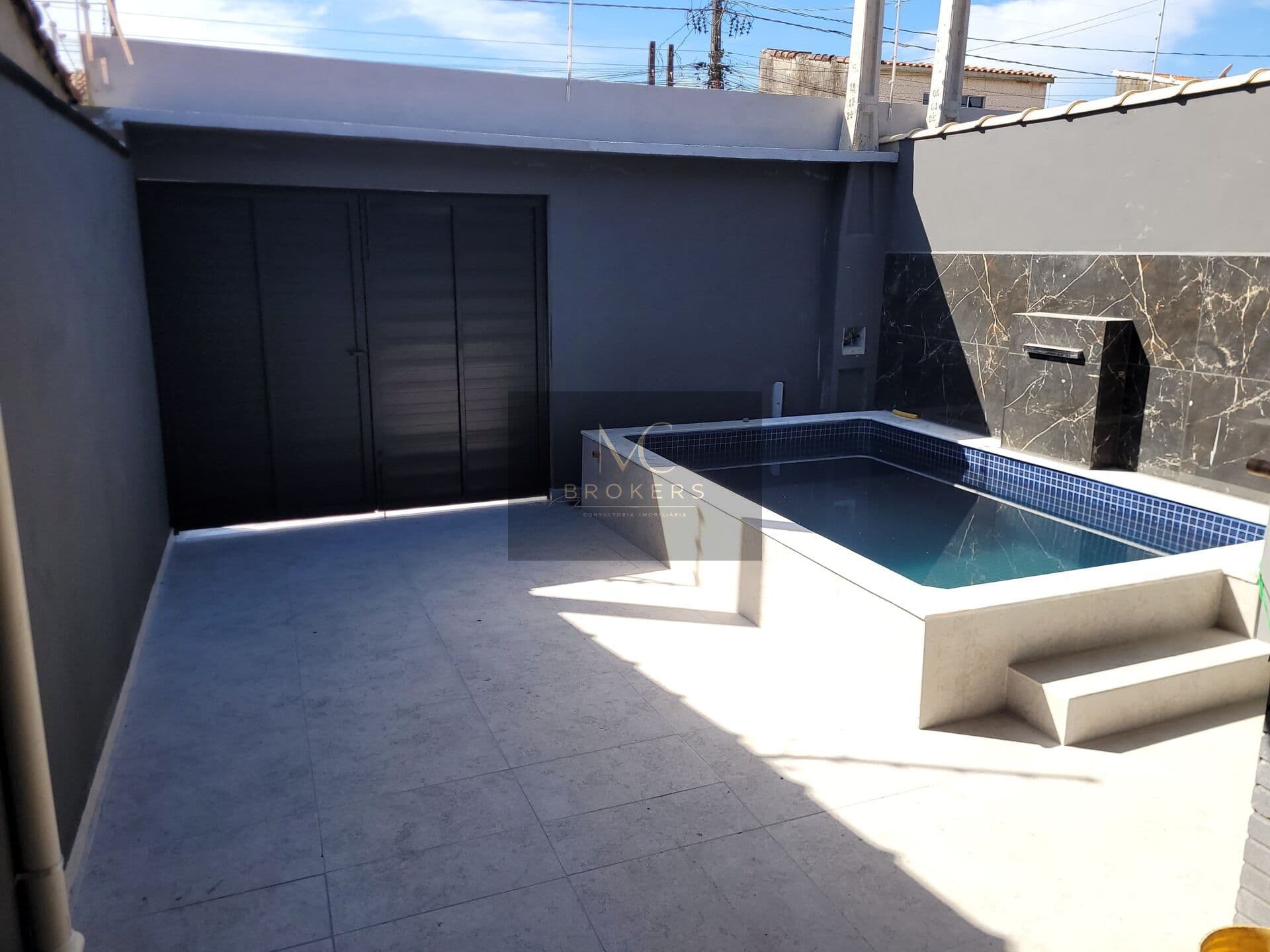 Casa Geminada à venda em Itanhaém, SP. 2 dormitórios (sendo 1 suíte), área gourmet com piscina e churrasqueira!