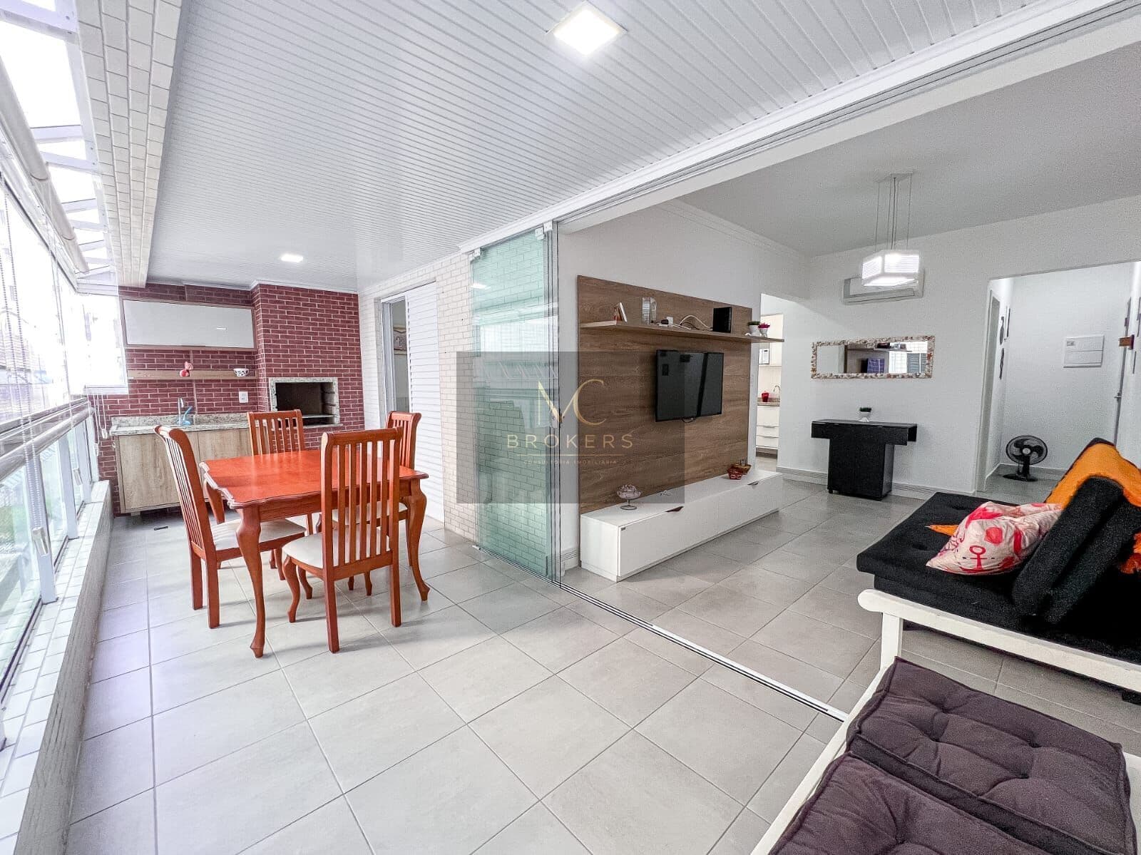 Apartamento à venda no bairro Canto do Forte em Praia Grande, SP. 1 dormitório sendo suíte!