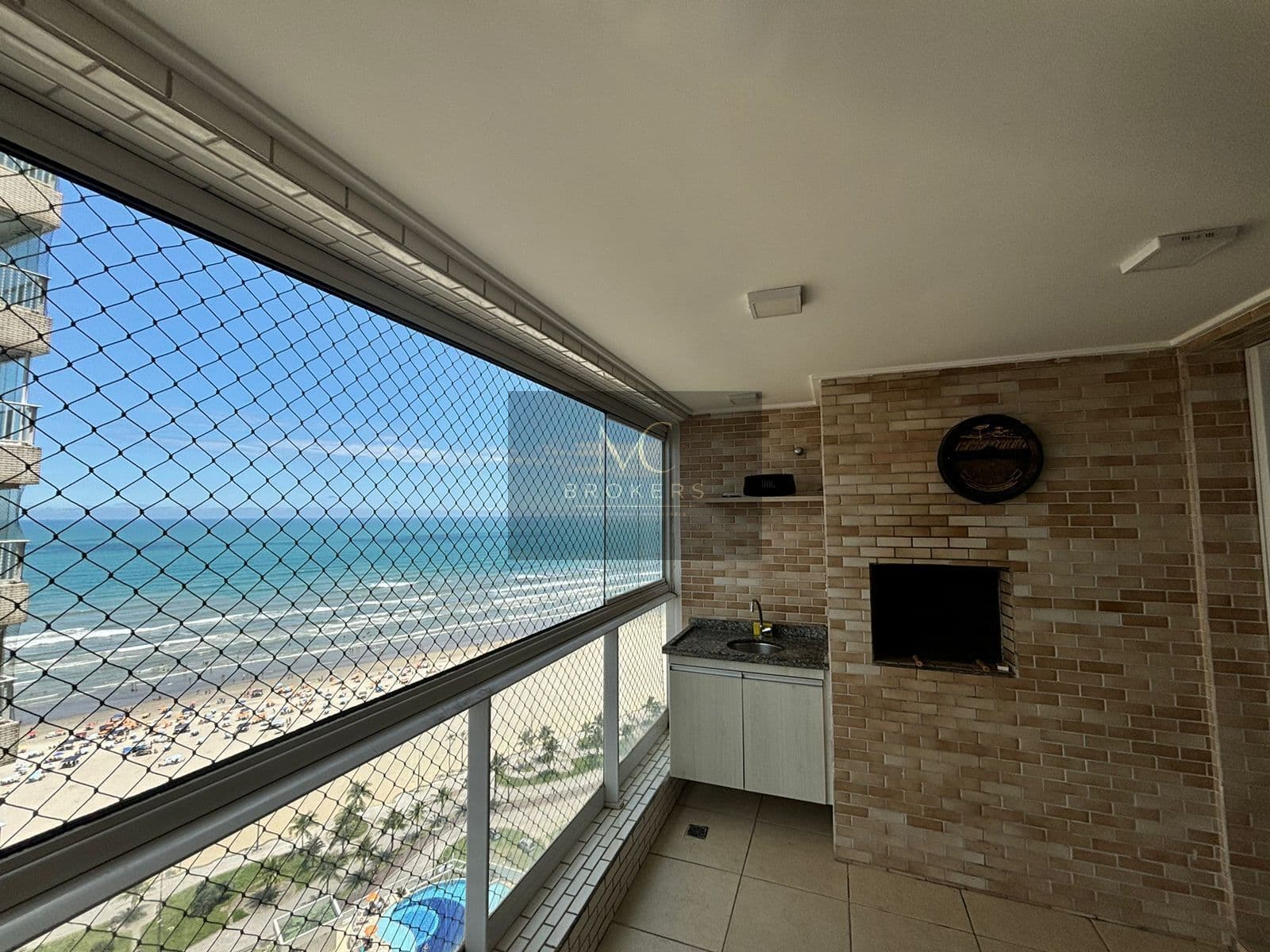 Apartamento com 3 dormitorios frente mar