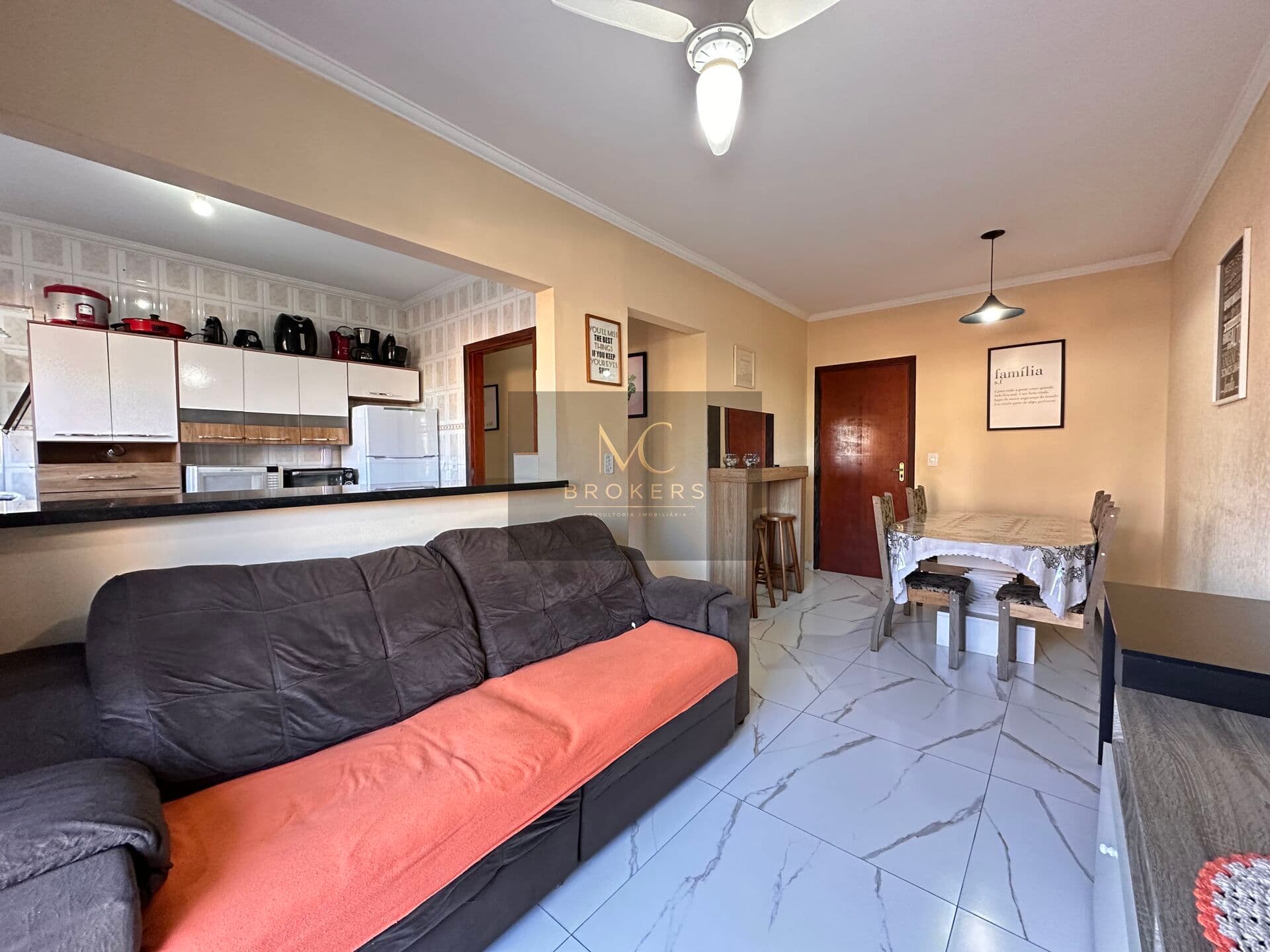 Apartamento Mobiliado à venda no bairro Tupi em Praia Grande, SP. 1 dormitório, sala com sacada!