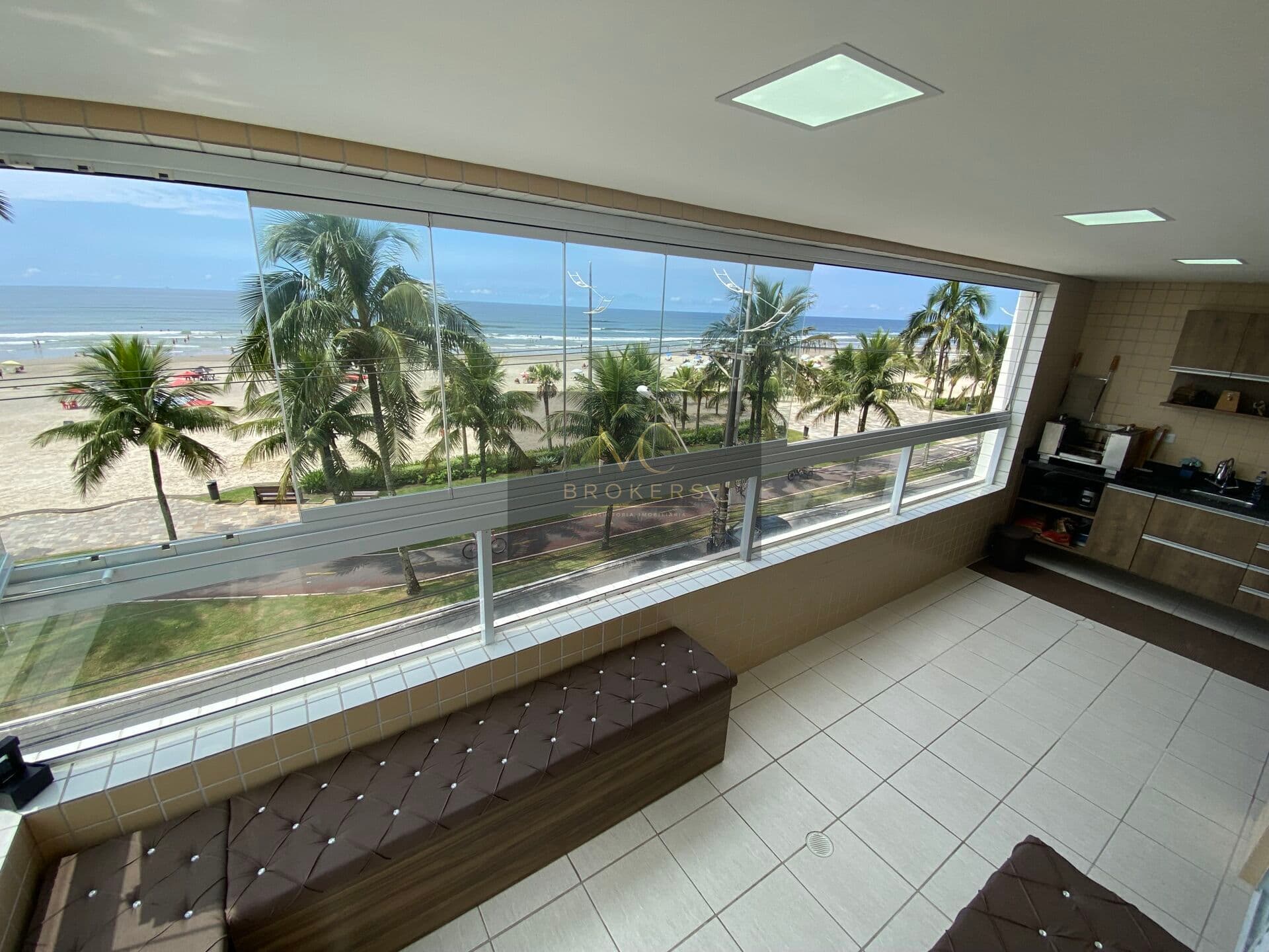 Apartamento frente mar à venda no bairro Jardim Real em Praia Grande, SP. 3 dormitórios sendo 1 suíte, 2 vagas