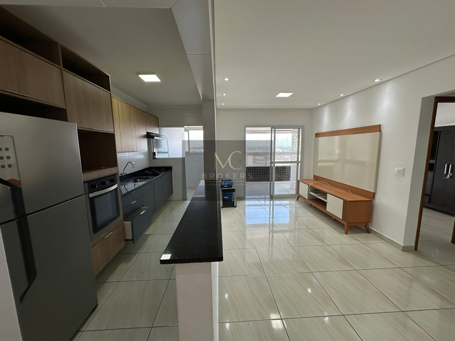Apartamento à venda no bairro Guilhermina em Praia Grande, SP. 2 dormitórios (sendo 1 suíte).