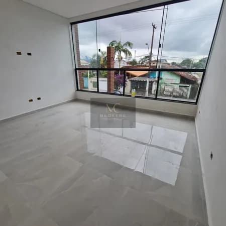 Casa triplex a venda no bairro Maracanã em Praia Grande, SP. Imóvel com 3 pavimentos, 3 dormitórios!