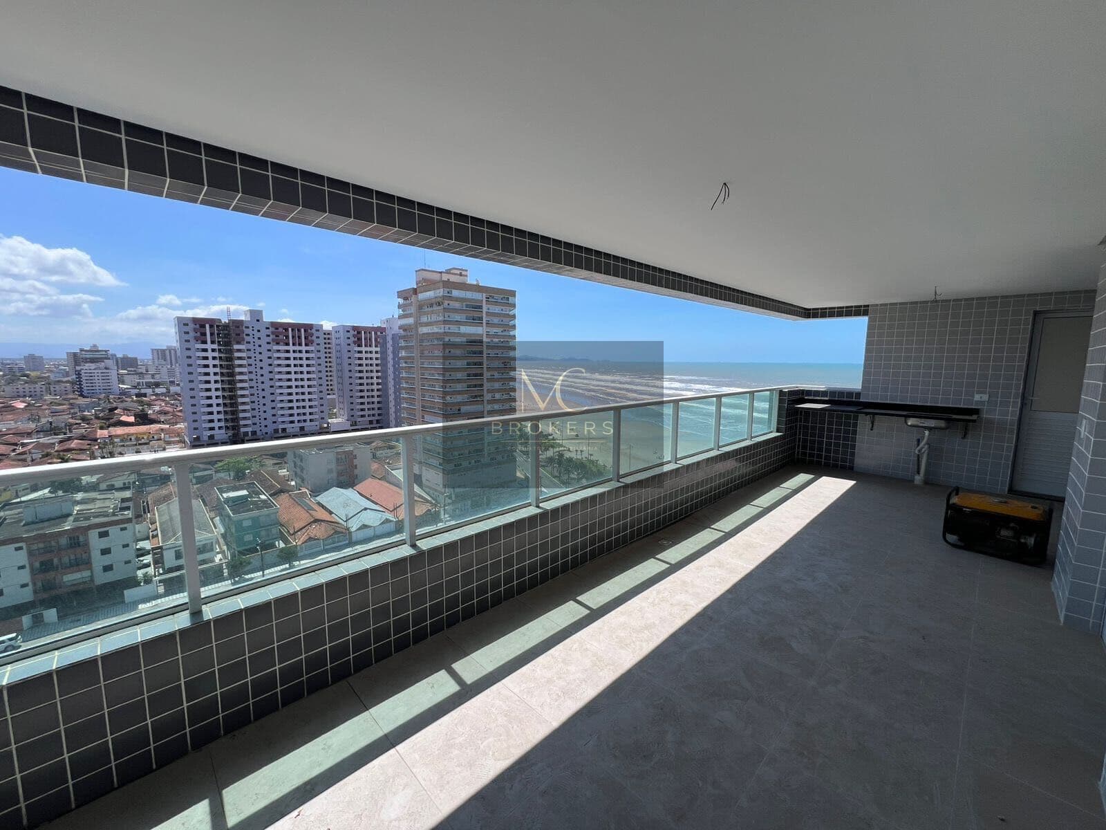 Apartamento vista mar, 3 dormitorios sendo 1 suite, 2 vagas, caiçara
