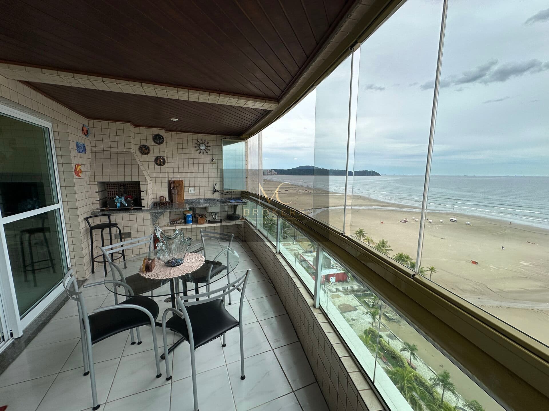 Apartamento 3 dormitorios frente mar com duas vagas