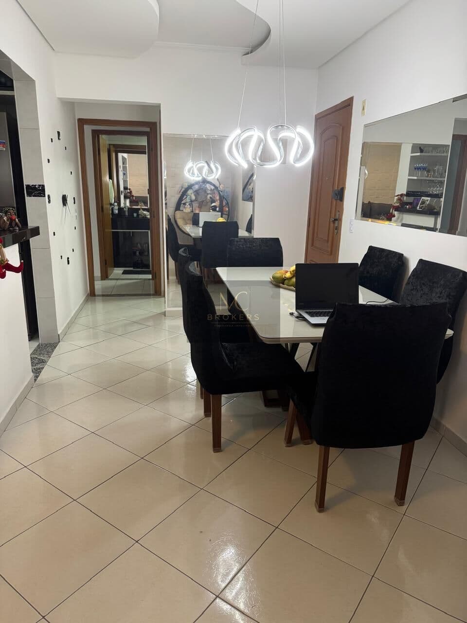 Apartamento mobiliado à venda no bairro da Aviação Praia Grande, SP. 1 dormitório sendo suíte, sala com sacada gourmet envidraçada!