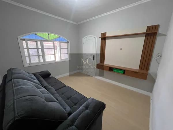 Casa à venda no bairro Maracanã em Praia Grande, SP. 2 dormitórios sendo 1 suíte.