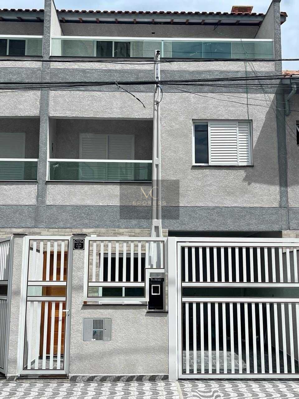 Casa à venda no bairro Aviação em Praia Grande, SP. 2 dormitórios sendo 2 suítes.
