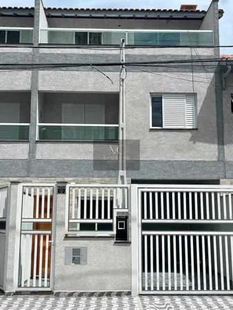 Casa à venda no bairro Aviação em Praia Grande, SP. 2 dormitórios sendo 2 suítes.