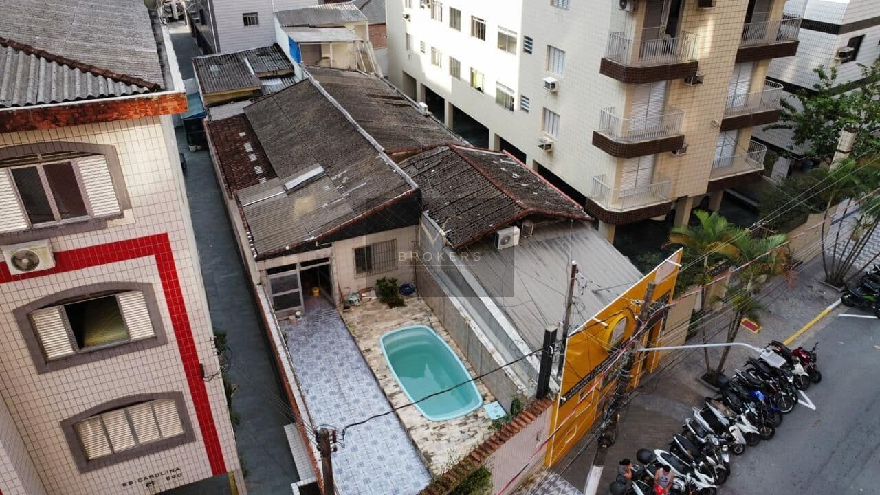 Terreno à venda no bairro Boqueirão em Praia Grande, SP.