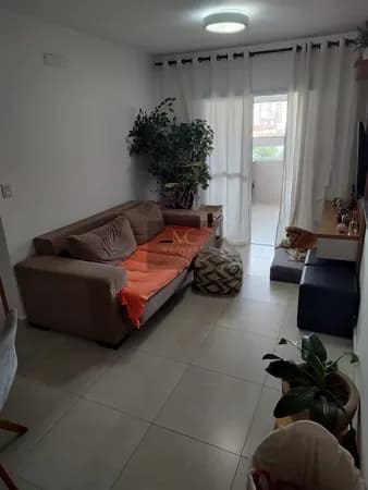 Apartamento à venda na Guilhermina, Praia Grande, SP. 2 dormitórios (1 suíte), sala dois ambientes com sacada envidraçada!