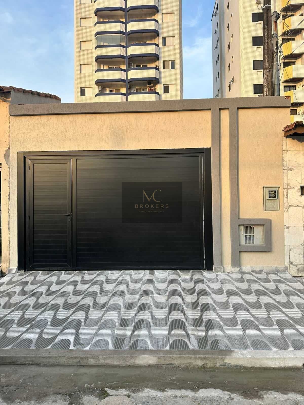 Casa à venda no bairro Guilhermina em Praia Grande, SP. 3 dormitórios sendo 1 suíte.