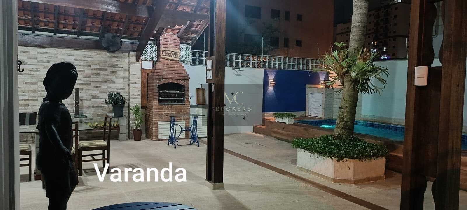 Casa 3 dormitorios sendo 2 suites, com edícula, piscina, 2 vagas, aviação