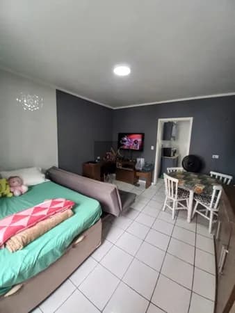 Kitnet à Venda no Bairro Guilhermina em Praia Grande, SP. 1 Dormitório, cozinha, banheiro social e uma vaga de garagem. Semi mobíliado!