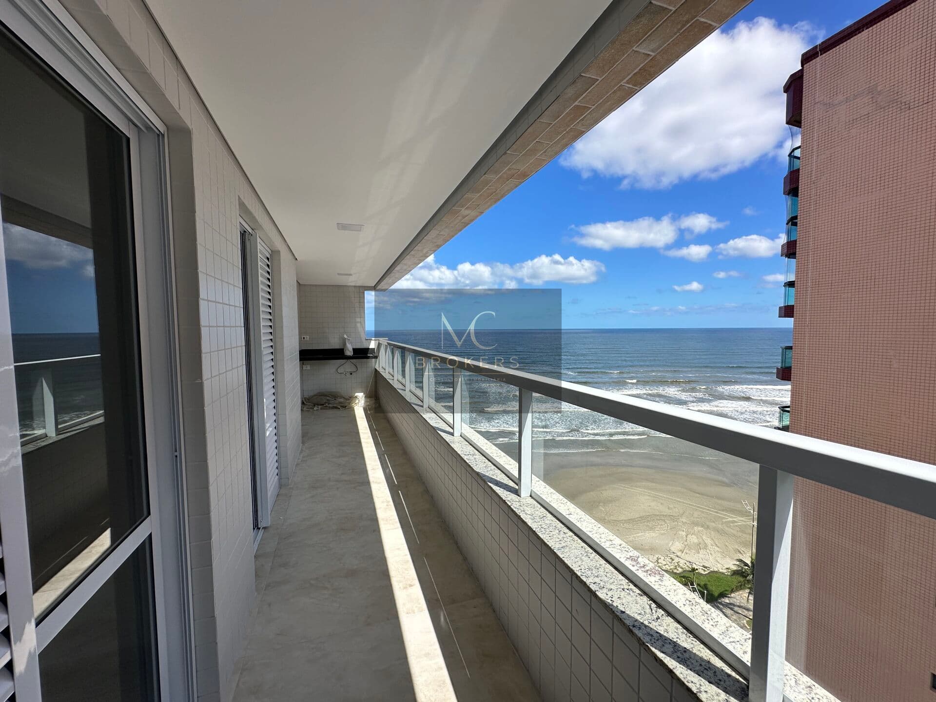 Apartamento vista Mar, mobiliado à venda no Caiçara Praia Grande, SP. 2 dormitórios, sendo 1 suíte, 2 vagas de garagem!