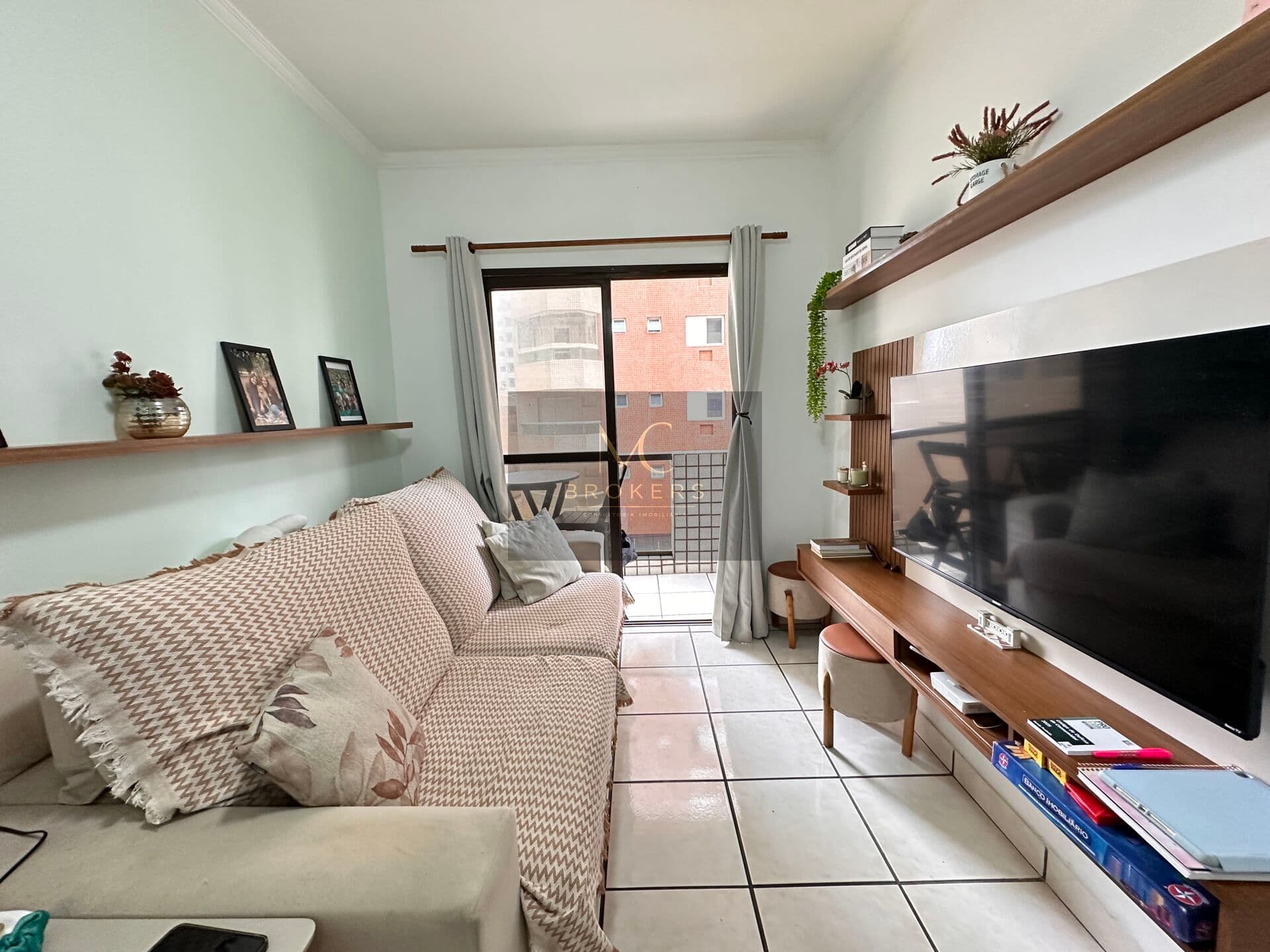 Apartamento Mobiliado à venda na Aviação Praia Grande, SP. 1 dormitório, sala, sacada!
