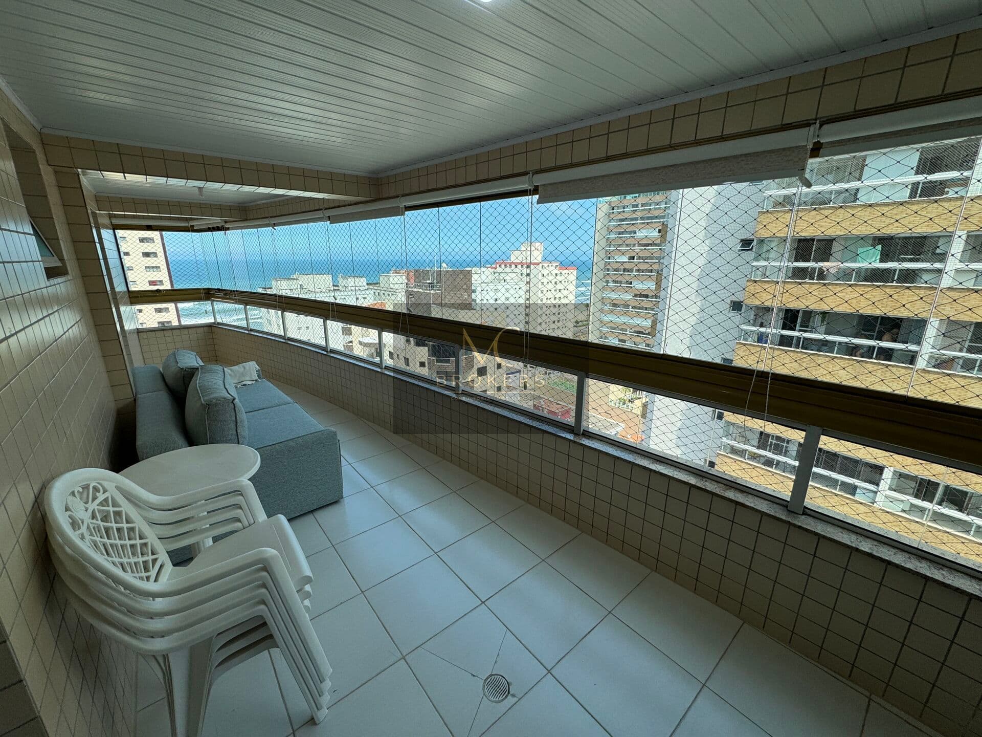 Apartamento 3 dormitórios sendo 2 suites, 2 vagas, varanda com churrasqueira a carvão vista mar