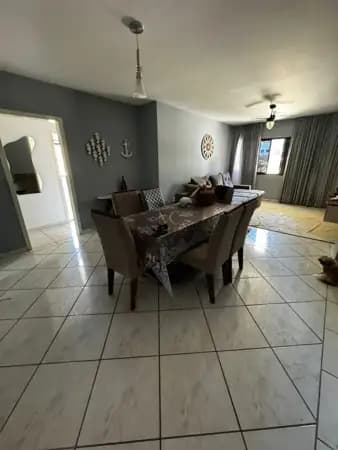 Apartamento mobiliado para locação definitiva no bairro Tupi em Praia Grande, SP. Com 3 dormitórios, 1 sendo suíte, + 1 dependência!