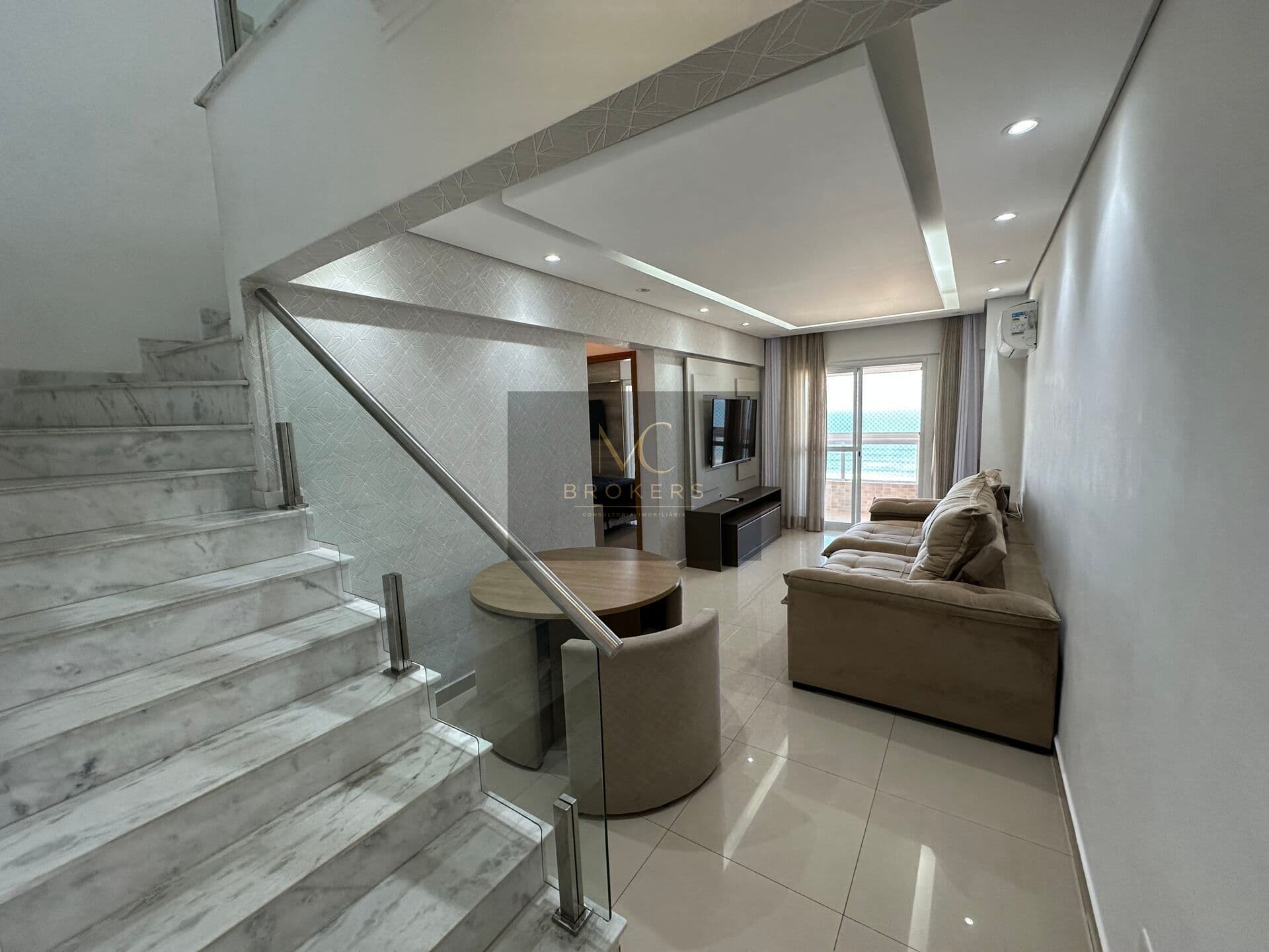Apartamento no bairro Aviação em Praia Grande, SP. 3 dormitórios sendo 3 suítes.