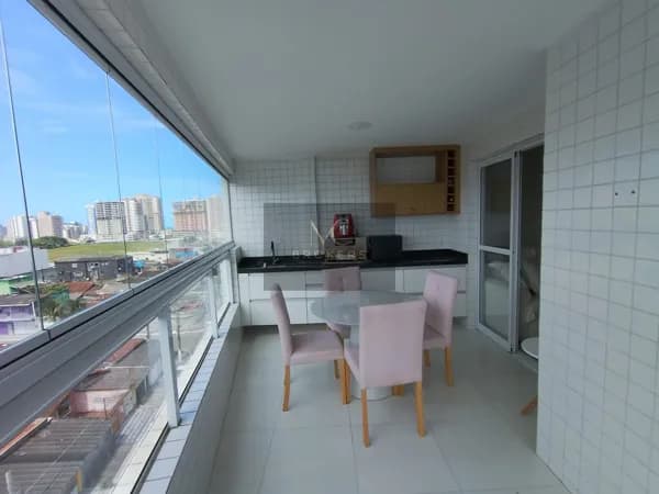 Apartamento mobiliado à venda na Aviação Praia Grande, SP. 2 dormitórios, sendo um suíte, sala com sacada gourmet!