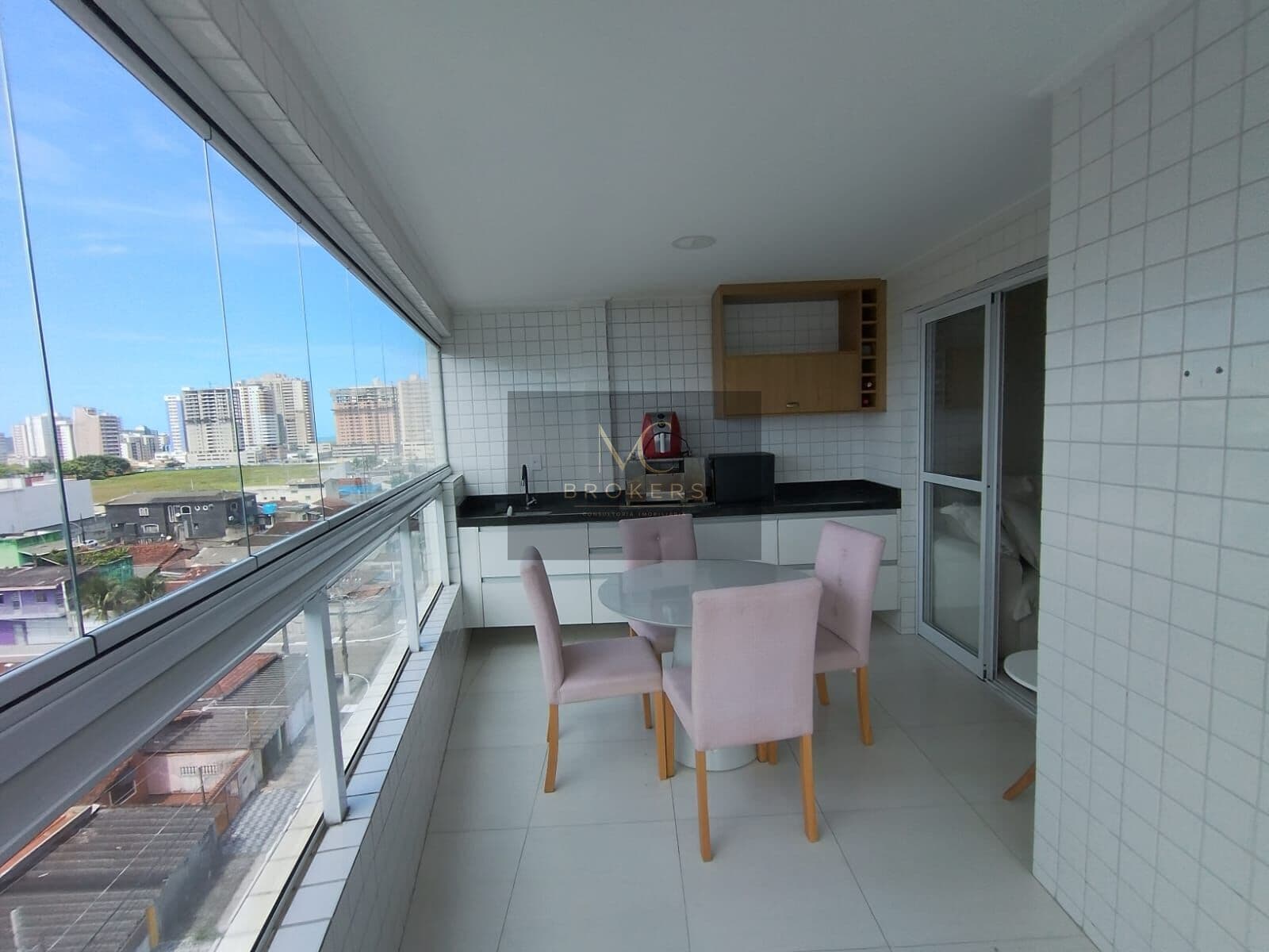 Apartamento mobiliado à venda na Aviação Praia Grande, SP. 2 dormitórios, sendo um suíte, sala com sacada gourmet!