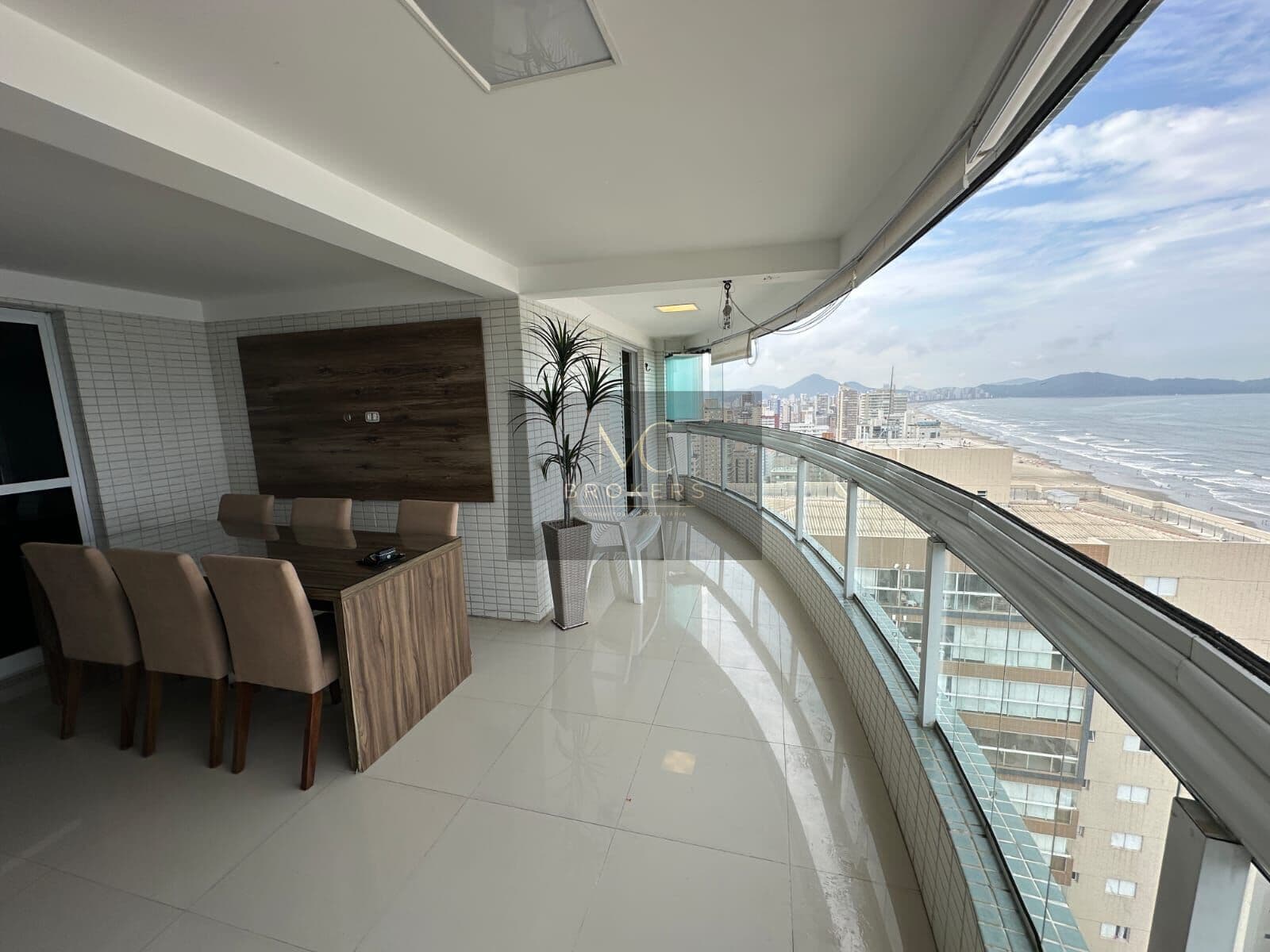 Apartamento à venda no bairro Aviação em Praia Grande, SP. 4 dormitórios sendo 4 suítes.