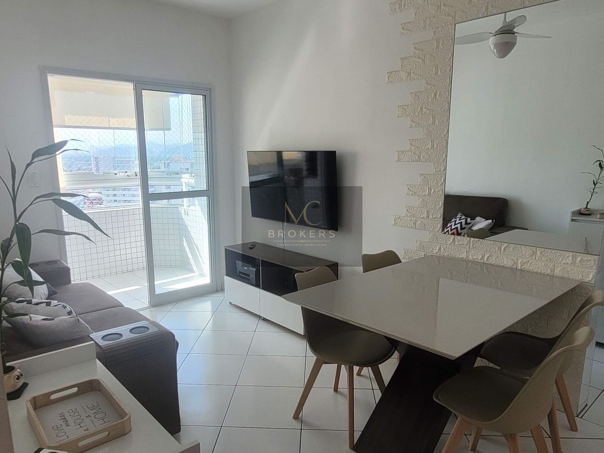 Apartamento à venda com vista para o pôr do sol, no bairro Guilhermina em Praia Grande, SP. 2 dormitórios , 1 suíte!