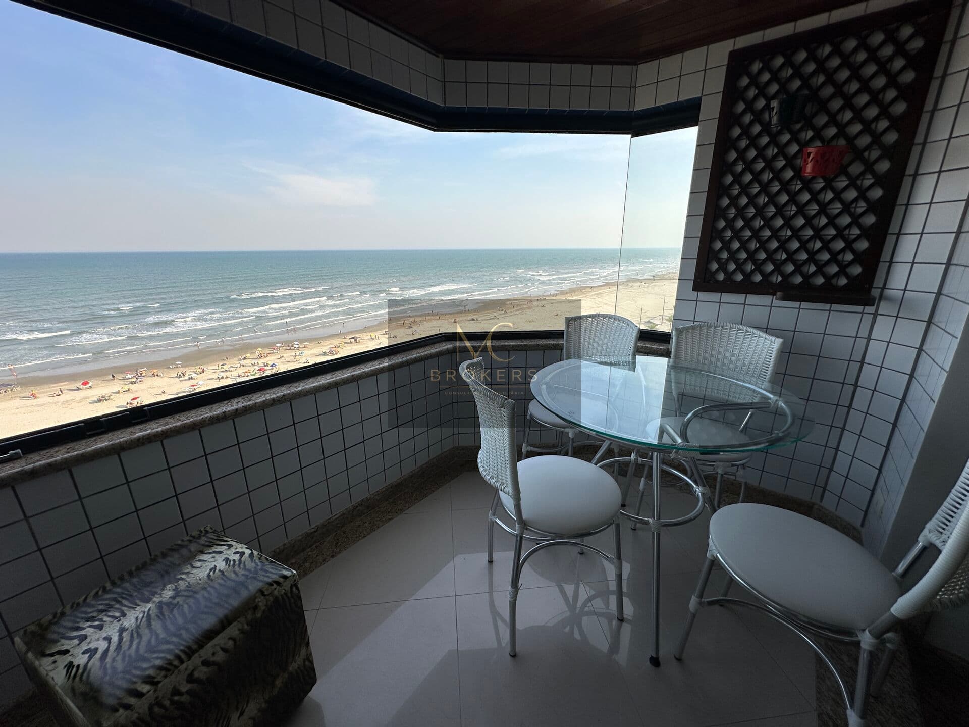 Apartamento à venda no bairro Mirim em Praia Grande, SP. 3 dormitórios sendo 1 suíte.