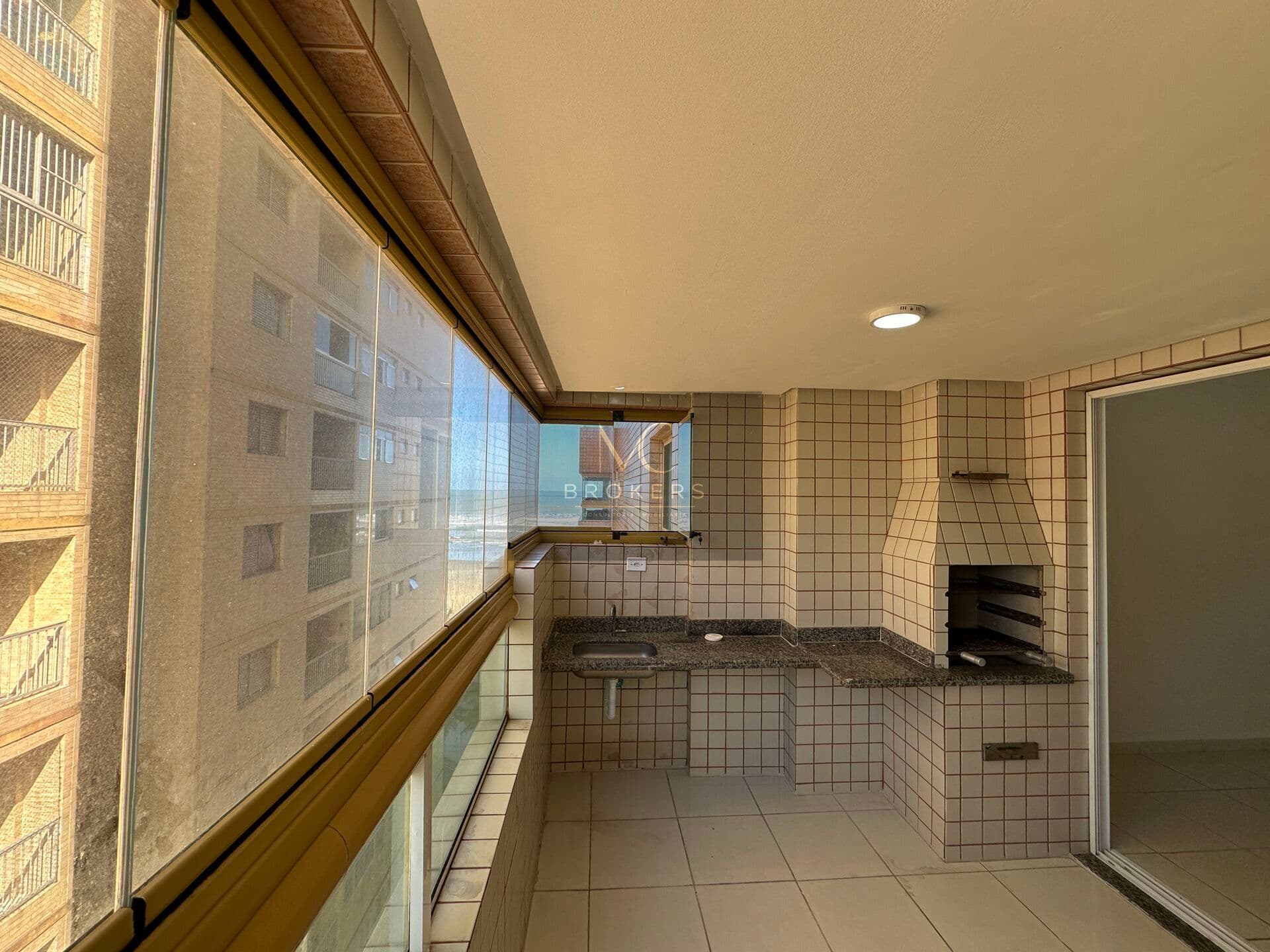 Apartamento à venda no bairro Aviação em Praia Grande, SP. 2 dormitórios, 1 suíte!
