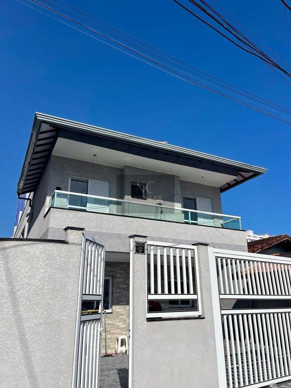 Casa à venda no bairro Aviação em Praia Grande, SP. 2 dormitórios sendo 2 suítes.