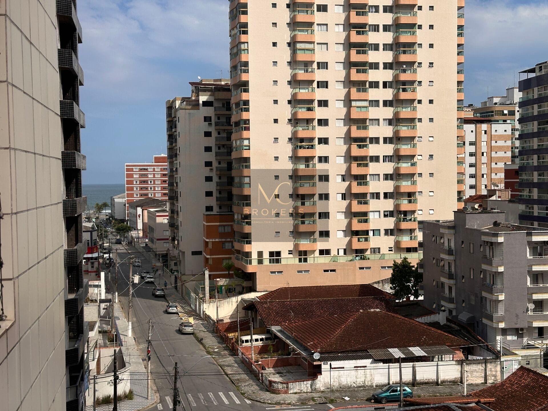 Apartamento à venda na Tupi Praia Grande, SP. 3 dormitórios, sendo um suíte, sala, sacada!