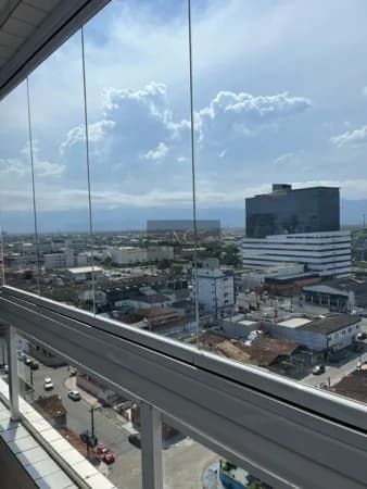 Apartamento à venda no bairro da Guilhermina Praia Grande, SP. 2 dormitórios, 1 suíte, sala com sacada gourmet envidraçada!