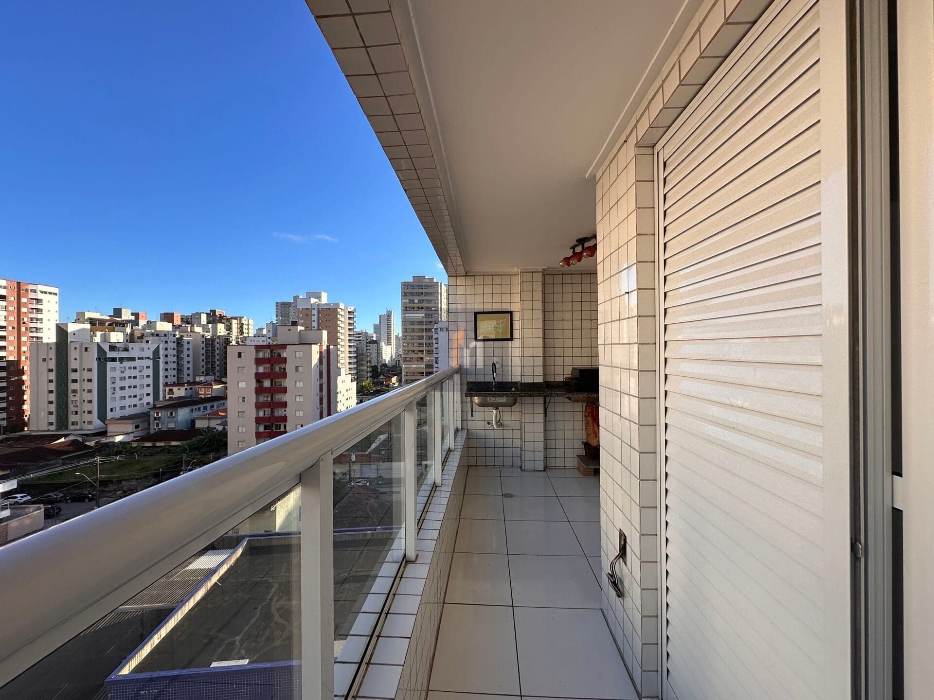 Apartamento Mobiliado à venda no bairro Aviação em Praia Grande, SP. 1 dormitório, sala com sacada!
