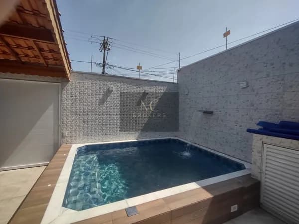 Casa à venda no bairro Ocian em Praia Grande, SP. 3 dormitórios sendo 2 suítes.