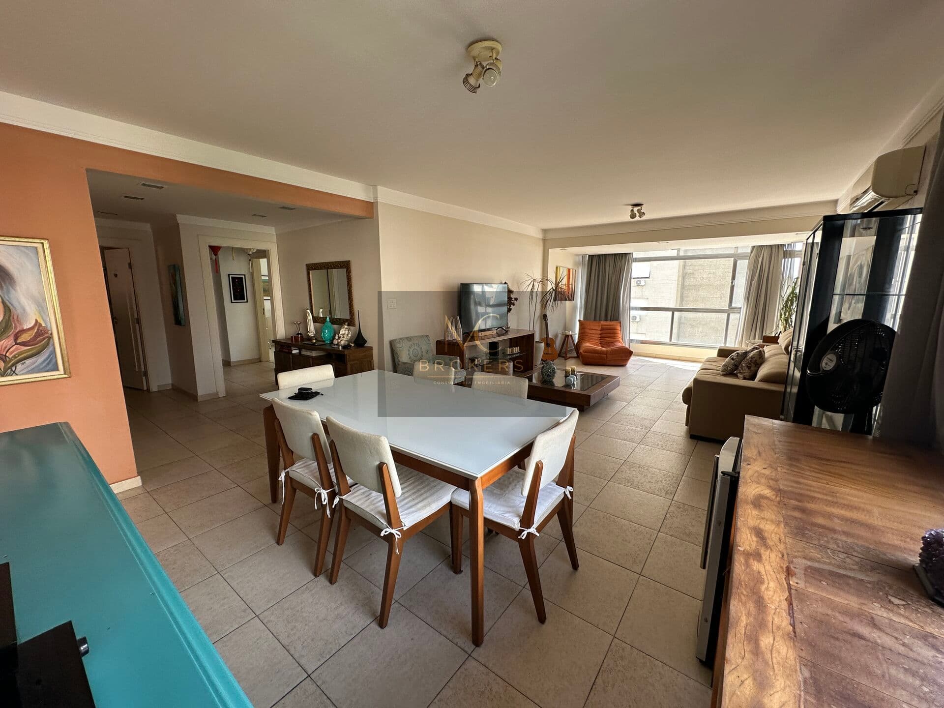 Apartamento à venda no bairro Gonzaga em Santos, SP. 4 dormitórios sendo 1 suíte, 1 dependência de Empregada.