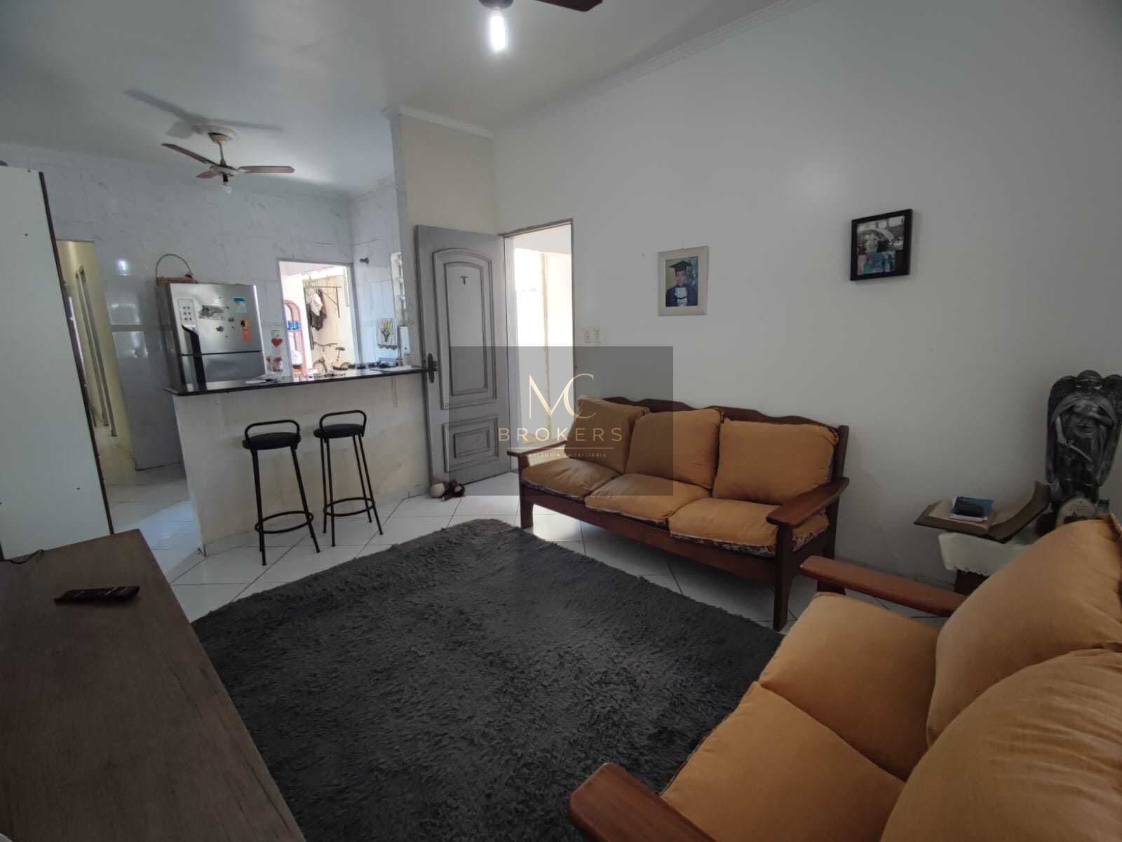 Casa à venda no bairro Caiçara em Praia Grande, SP. 2 dormitórios sendo 1 suíte.