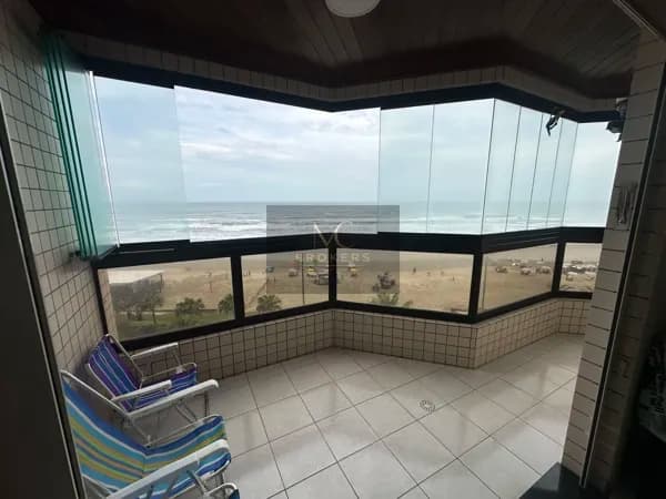 Apartamento frente mar com dois dormitorios