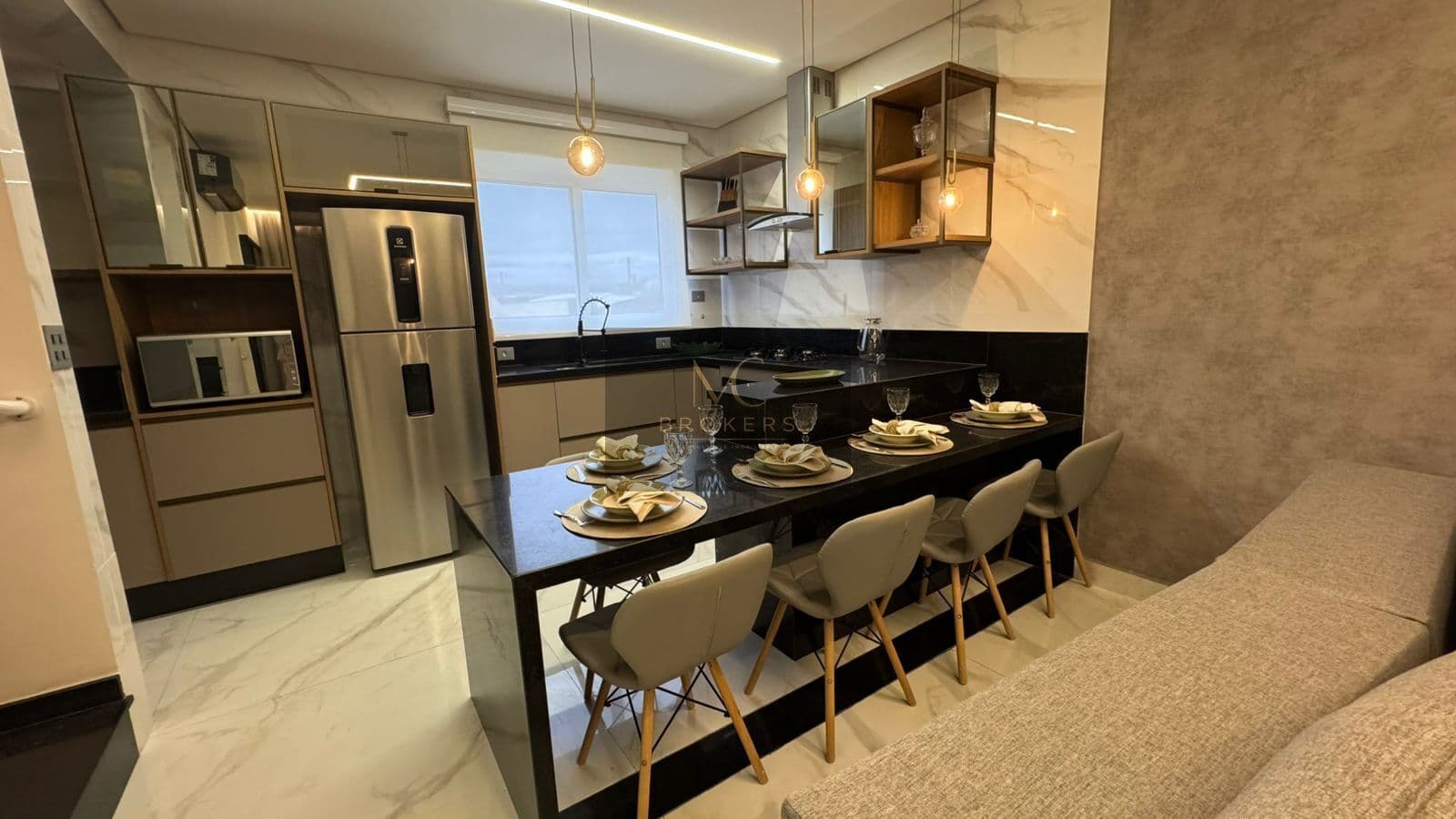 Vende-se Casa Triplex em condomínio fechado - Guilhermina