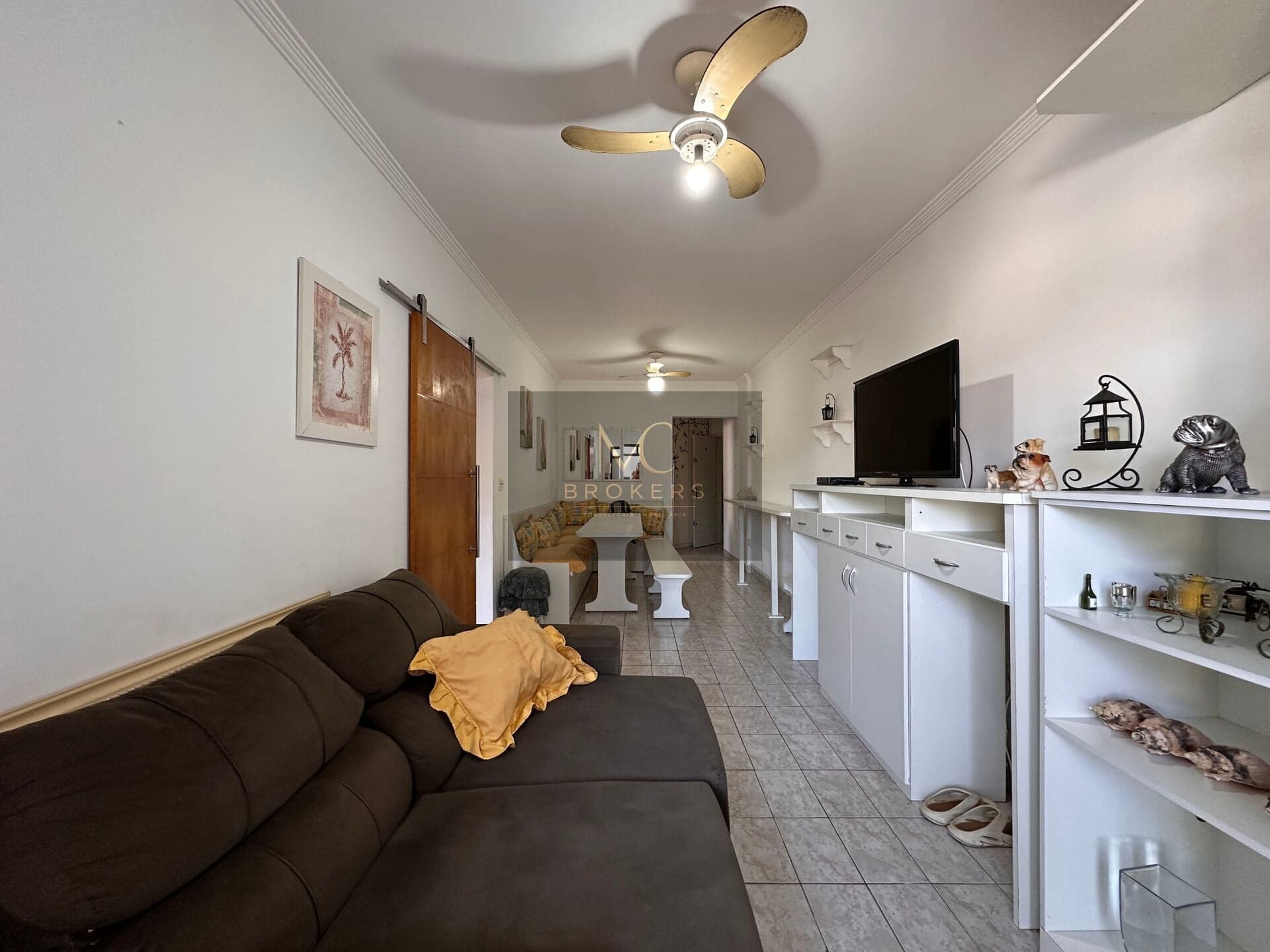 Apartamento com sacada vista Mar, mobiliado à venda no bairro Aviação em Praia Grande, SP. 2 dormitórios, 1 suíte!