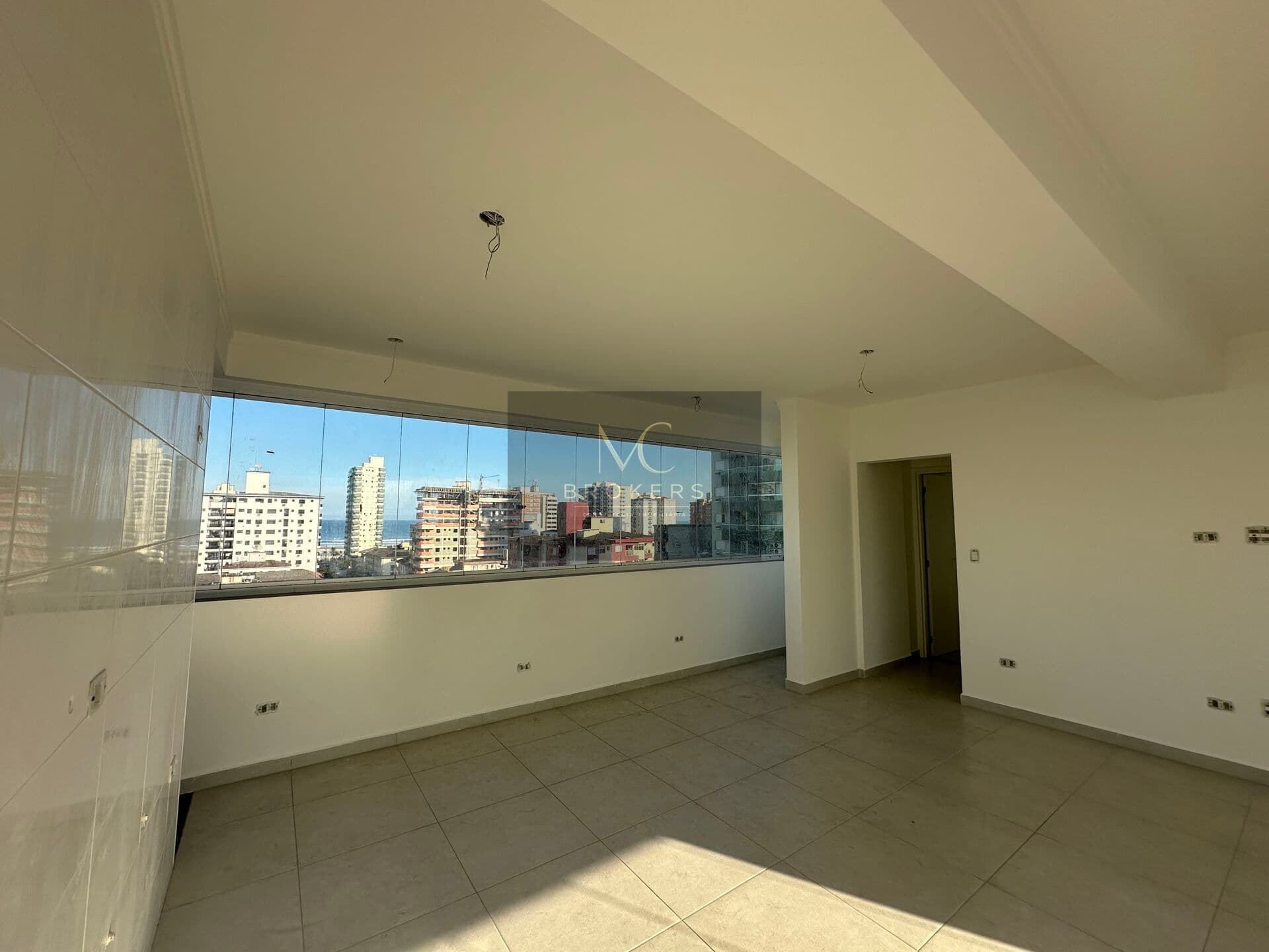 Apartamento vista mar à venda no bairro Guilhermina, em Praia Grande, SP. 2 dormitórios (sendo 1 suíte)