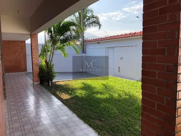 Casa à venda no bairro Flórida em Praia Grande, SP. 3 dormitórios sendo 3 suítes.