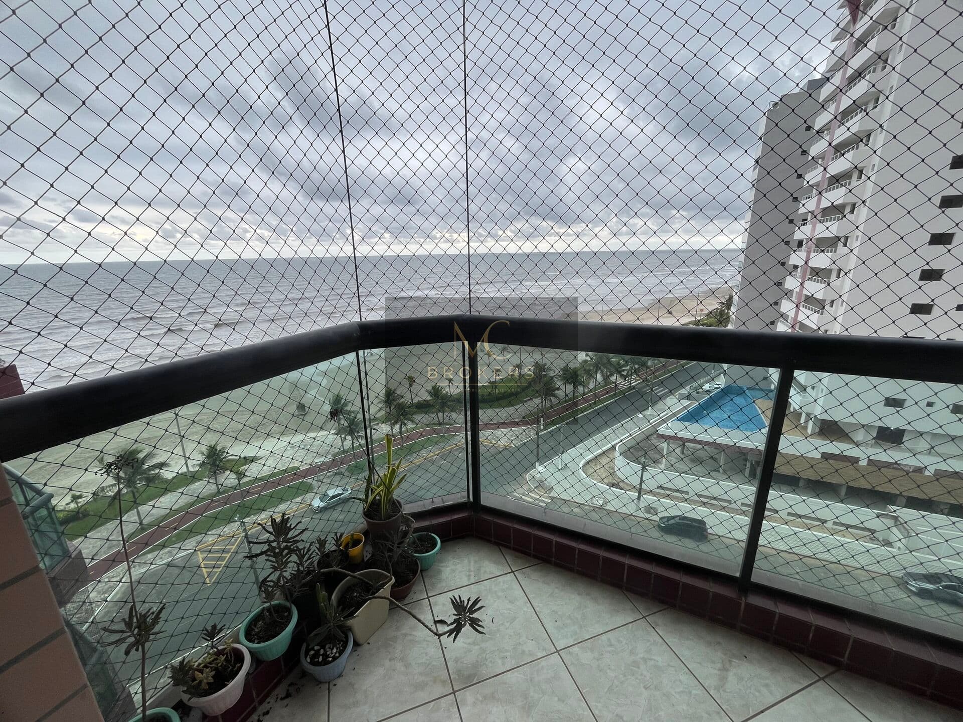 Apartamento Padrão 2 Dormitórios sendo 1 suíte, Frente mar bairro do Caiçara