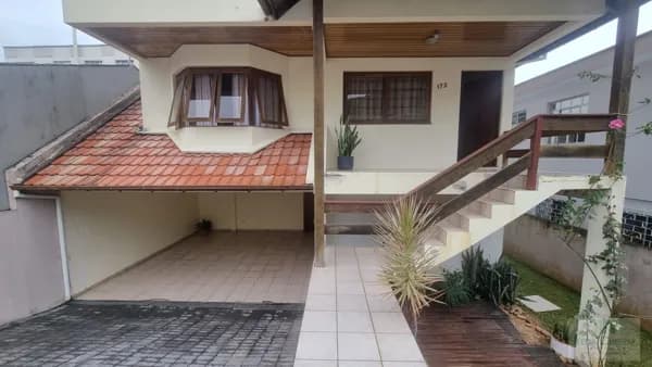 Casa a venda bairro Trinddade Florianópolis SC.