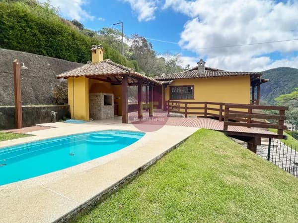 Casa independente com 03 quartos e piscina