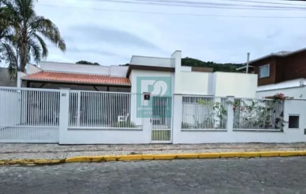 Casa com 4 Suítes e Amplo Quintal a Poucos Metros da Praia de Zimbros – Bombinhas/SC