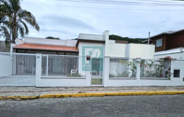 Casa com 4 Suítes e Amplo Quintal a Poucos Metros da Praia de Zimbros – Bombinhas/SC