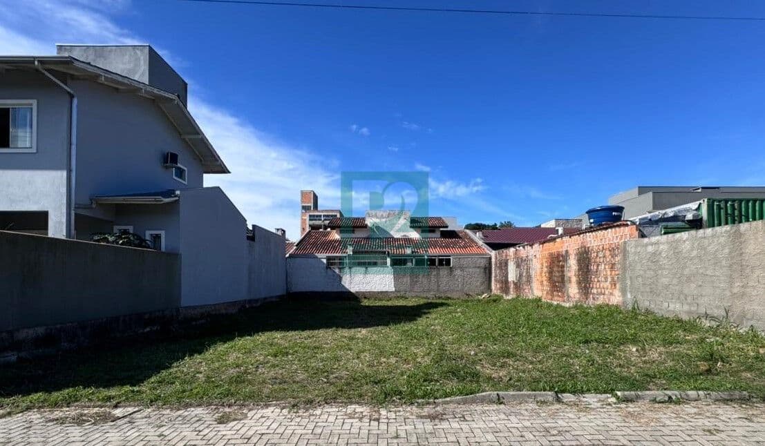 ÓTIMA OPORTUNIDADE EM BOMBAS! TERRENO PRONTO PARA CONSTRUIR!